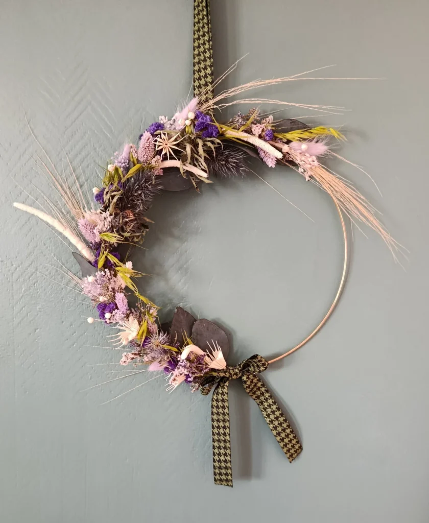 Couronne de fleurs séchées proposée par Fleurs de Lune
