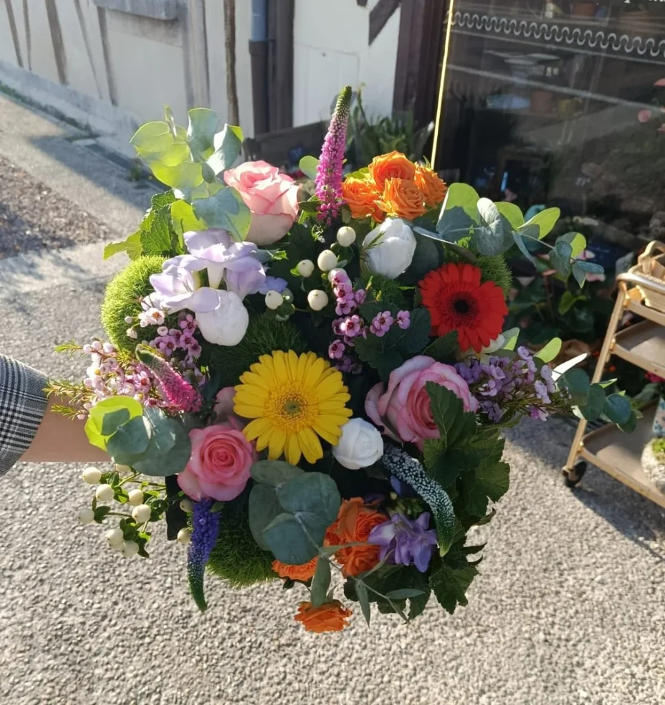 Composition Les Enchantées associant fleurs et bougie artisanale
